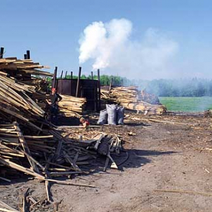 m011381 fot.wojcik wojciech/dia135/wegiel drzewny/charcoal/wypalarnia/burning machine